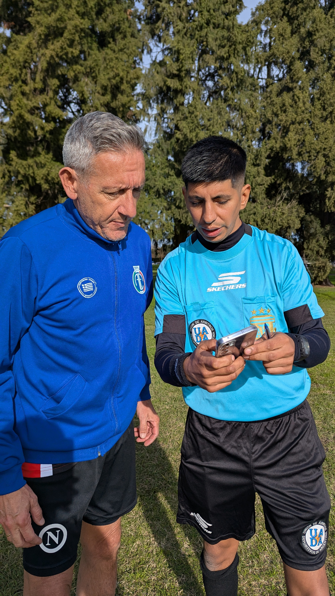 Árbitro utilizando la aplicación Fútbol Digital Solidario en el campo de juego