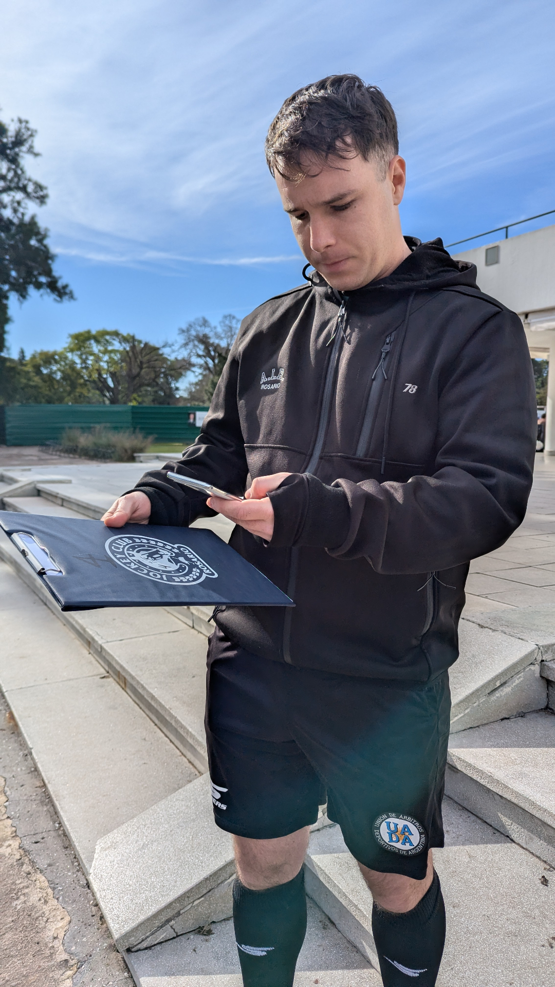 Árbitro utilizando la app de FDS en la cancha
