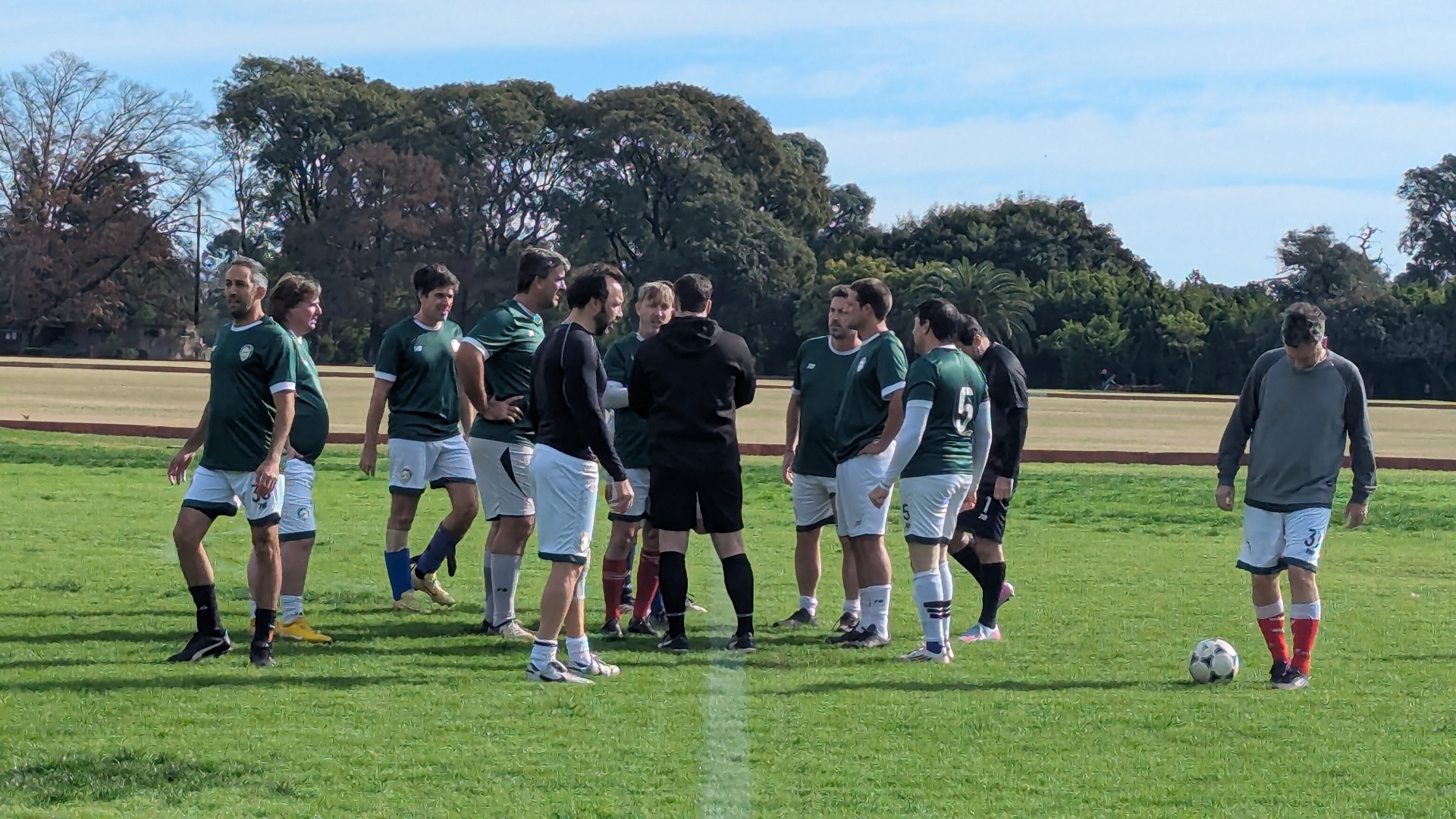 Capitanes de fútbol amateur reunidos en el campo